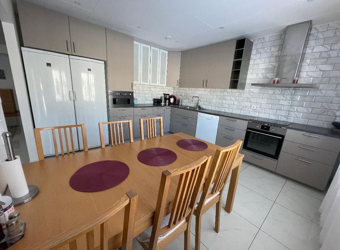 Beautiful Terraced House With Private Parking Sandviken Exterior foto